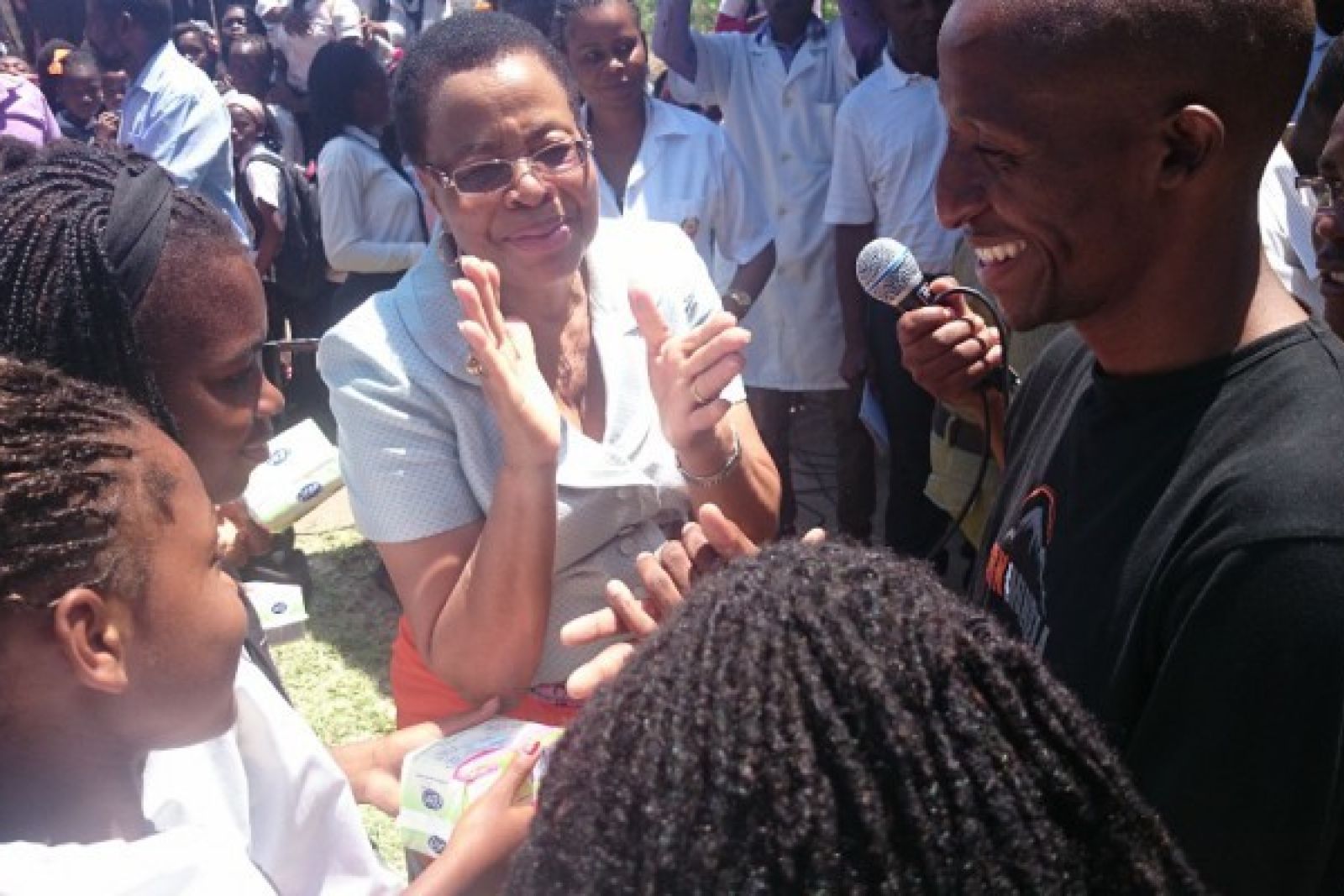 Mrs Graca Machel And Richard Handing Out Sanitary Protection In Mozambique 1024X576 750X400
