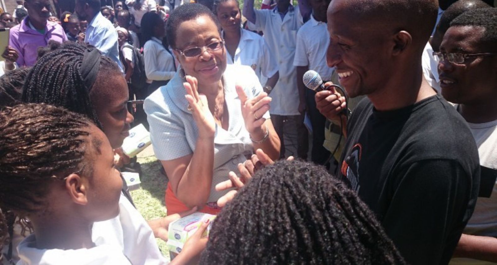 Mrs Graca Machel And Richard Handing Out Sanitary Protection In Mozambique 1024X576 750X400