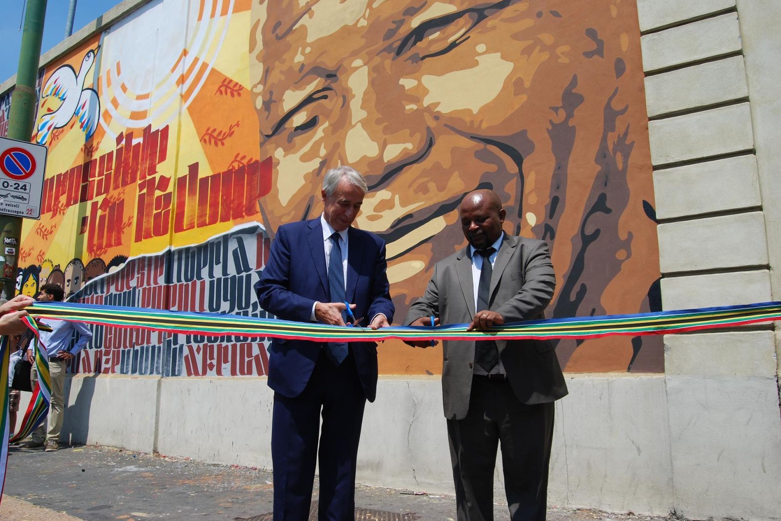 MAYOR AND CG RIBBON CUTTING